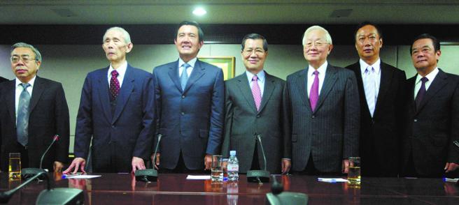 前總統馬英九2008年剛當選時，特別到台塑總部與創辦人王永慶請教，台積電張忠謀、鴻海郭台銘也都來共襄盛舉，留下這張難得的照片。（圖／報系資料照）