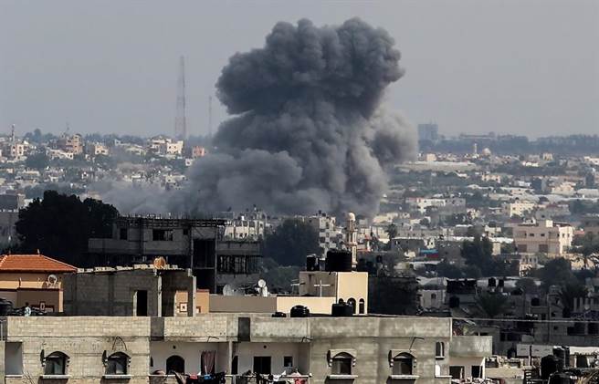 陆驻以色列大使馆助陆资企业员工搭乘商业航班回国。（大陆央视）