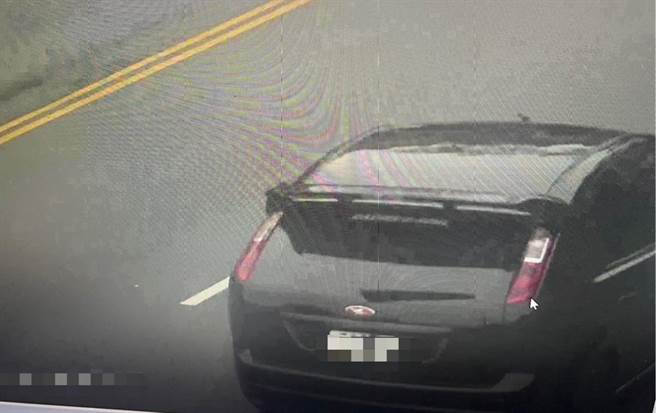 三义乡邱姓民眾在便利商店前遇抢，龙腾所员警查出嫌犯驾车逃逸。（读者提供／谢明俊苗栗传真）