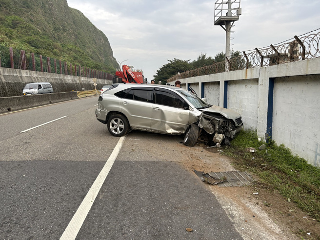 休旅车自撞核一厂进水口围墙，「车头烂毁」女驾驶送医。(叶庭欣/翻摄)
