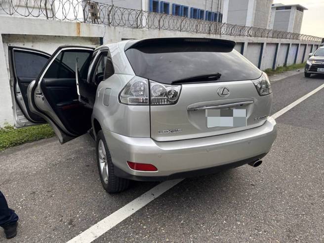 休旅车自撞核一厂进水口围墙，「车头烂毁」女驾驶送医。(叶庭欣/翻摄)
