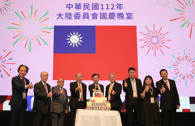 陸委會9日舉辦國慶晚宴，但卻被發現背板國旗是「13道光芒」的錯誤版本。（圖／陸委會提供）