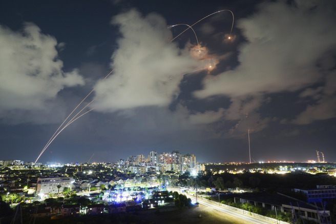 以色列「鐵穹」防空系統19日晚間攔截來自加薩的火箭彈。（美聯社）