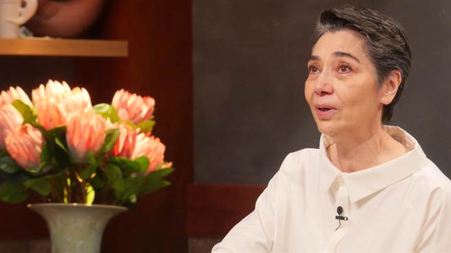 赖佩霞一时情绪涌上，忍不住哭了。（MOMOTV提供）