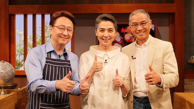 赖佩霞（中）和老公谢志鸿接受李四端专访。（MOMOTV提供）