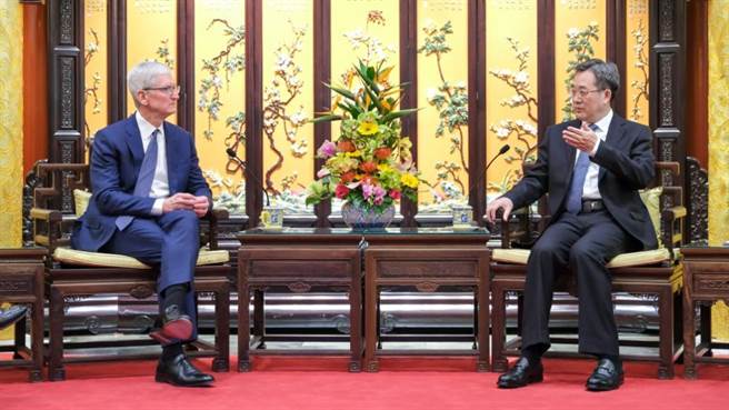 丁薛祥（右）会见美国苹果公司首席执行官库克。（图／新华社）