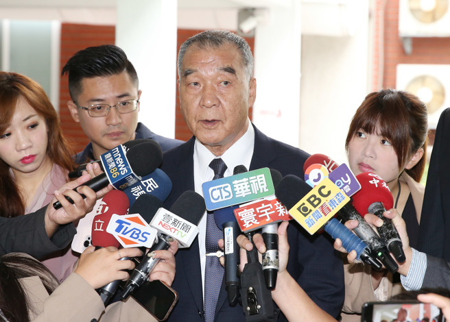 國防部長邱國正今赴立法院備詢會前受訪表示，我們台灣作戰靠我們自己，但是有任何國家對我們有幫助，我們樂見，並不期望和指望。國防部長邱國正20日赴立法院備詢。（姚志平攝）