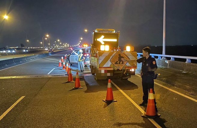 万丹乡屏188线西向12公里处万大大桥路段，19日晚间9时22分，由20岁洪姓男子骑乘的机车，撞上前方56岁王姓男子驾驶的自小货车，送医不治，警方正厘清事故原因。（警方提供／林和生屏东传真）