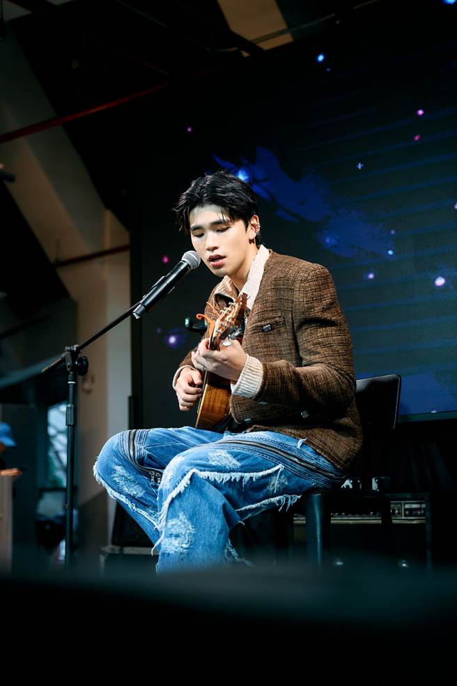 王品澔在粉丝见面会上吉他自弹自唱。（伊林娱乐提供）