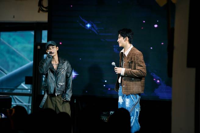 王品澔（右）与单曲制作人尚融同台合唱。（伊林娱乐提供）
