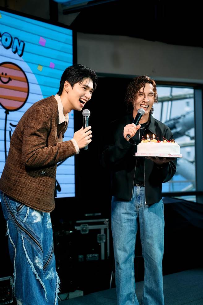 陈势安（右）突然捧着蛋糕进场，王品澔惊喜感动。（伊林娱乐提供）