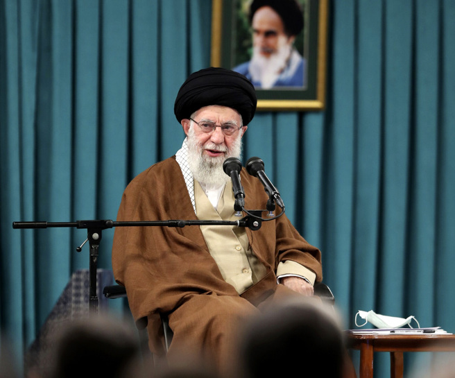 伊朗国营电视台节目引述伊朗最高领袖哈米尼（Ayatollah Ali Khamenei）对以色列的警告，指出如果战争延续，没有人能阻挡「对抗部队」。（资料照／美联社、伊朗最高领袖办公室提供）