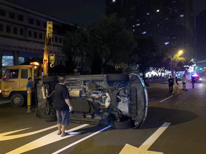 一輛租賃的Alphard今天凌晨擦撞分隔島後翻覆，駕駛卻逃逸，警方已聯繫租賃公司並通知該駕駛到案說明。（翻攝照片／張亦惠台中傳真）