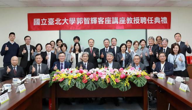 崇越集团董事长郭智辉博士获聘臺北大学客座讲座教授。图／崇越提供