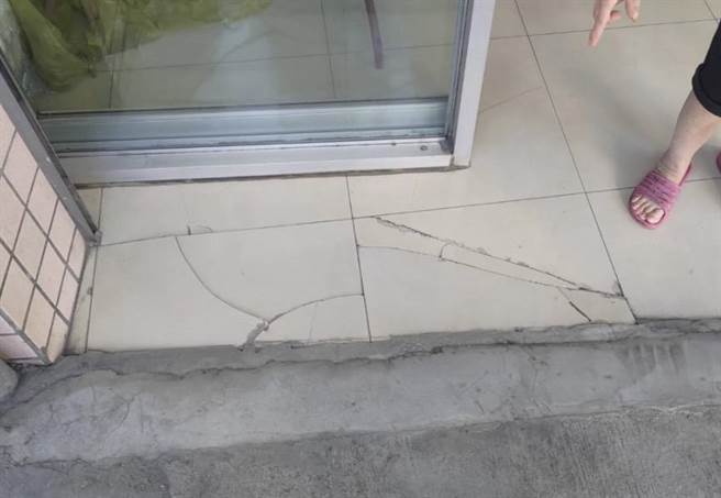 民眾向议员陈情，指捷运万大中和线工程造成地板、墙面龟裂。（新北市议员陈锦锭提供／吕健豪新北传真）