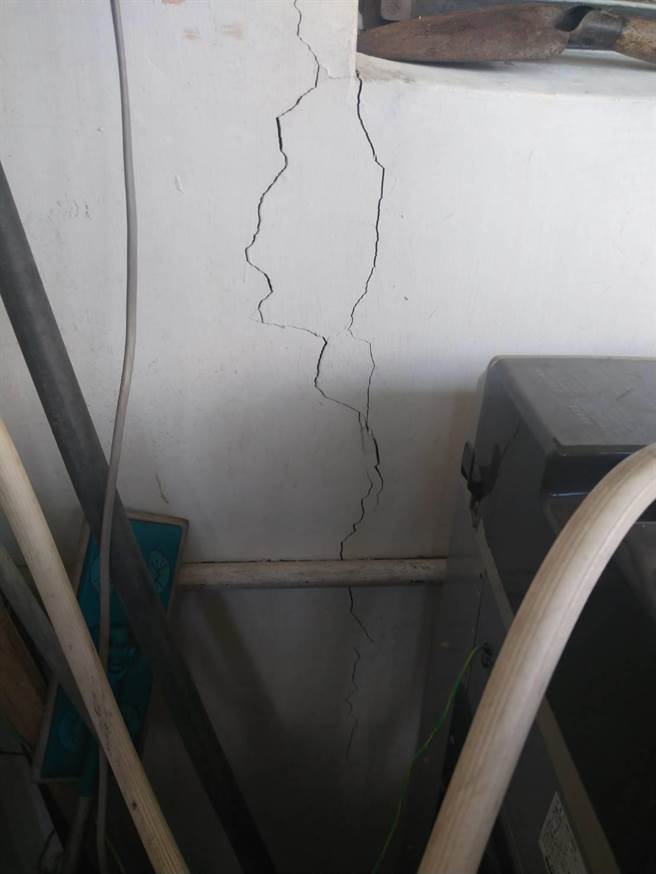 民眾向议员陈情，指捷运万大中和线工程造成地板、墙面龟裂。（新北市议员陈锦锭提供／吕健豪新北传真）