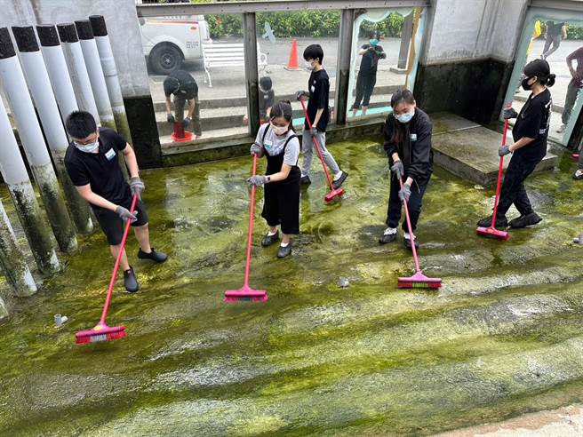 高市府青年局与寿山动物园合作，带领青年走入动物园后场，体验动物保育员的职场环境与业务范畴，并与动物近距离互动，亲手为非洲象、侏儒河马及梅花鹿清理活动场域。（高市府青年局提供／洪浩轩高雄传真）