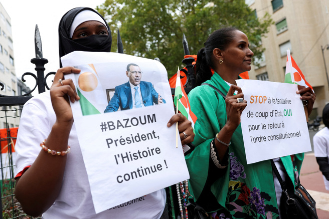 儘管国际社会呼吁释放尼日总统贝佐姆，但自7月26日尼日发生军事政变以来，贝佐姆一直遭军方监禁。(图/ 路透社)