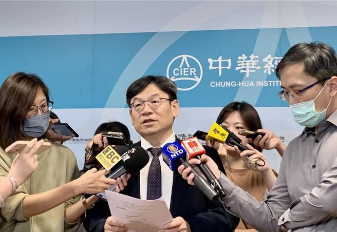 中华经济研究院长叶俊显20日分析，国外净需求对台湾明（2024）年GDP年增，将恢復为正贡献。（图／陈碧芬）