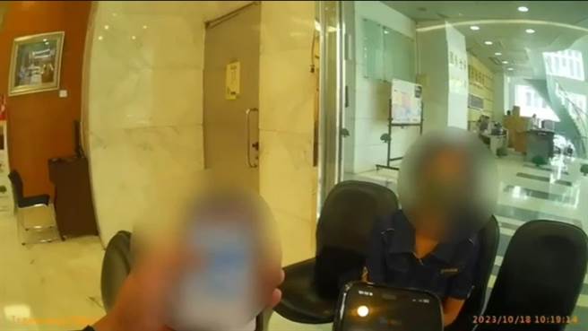 蒋妇在假冒的购物网站看到一只劳力士手表低于市价，欲购买匯款遭银行员及警方识破是诈骗，即时保住蒋妇百万辛苦钱。（警方提供／任义宇高雄传真）