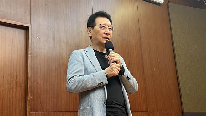 中广董事长赵少康20日于中广大楼举行记者会，呼吁蓝白两阵营各退一步，否则破局就是让民进党的赖清德笑到明年选举，民眾党大概也泡沫化、国民党大概也惨不忍睹。（陈薏云摄）