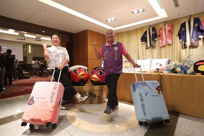 縣長徐榛蔚（左一）歡迎遊客到花蓮泡湯，感受溫泉區獨有的天然環境。（花蓮縣府提供／王志偉花蓮傳真）