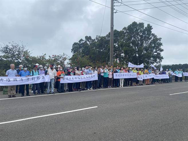 桃园新屋笨港里民接获消息，有业者要在当地设置鸡只屠宰场及加工厂，担忧造成环境问题，20日在新屋街头陈情。（蔡明亘摄）