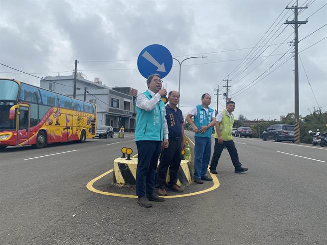 桃园新屋笨港里民接获消息，有业者要在当地设置鸡只屠宰场及加工厂，担忧造成环境问题，20日在新屋街头陈情，民代也到场支持。（蔡明亘摄）