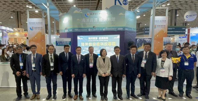 蔡英文总统及产官学界眾多重量级嘉宾亲临2023台湾国际智慧能源周海大展区。图/海大提供