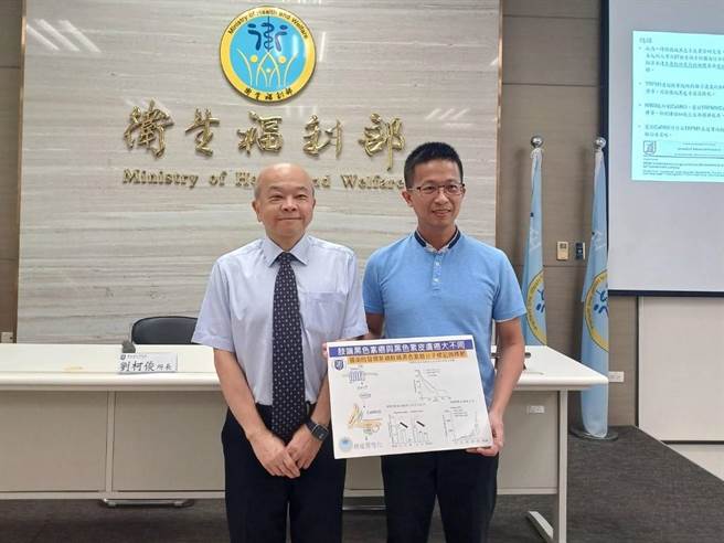 国卫院癌症研究所助研究员沈哲宏（右）团队和高雄医学大学、日本九州大学合作进行肢端黑色素癌研究，成功解开TRPM1调控癌细胞恶化的关键分子机制，并提出可能的治疗策略。（王家瑜摄）