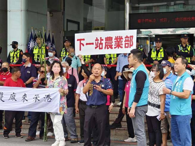 桃園新屋笨港居民20日到桃園市政府前抗議，呼籲不要設立雞隻屠宰場。（賴佑維攝）