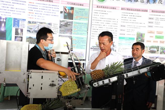 嘉义县长翁章梁参观2023年台湾国际农业机械展展出的农机具。（廖素慧摄）