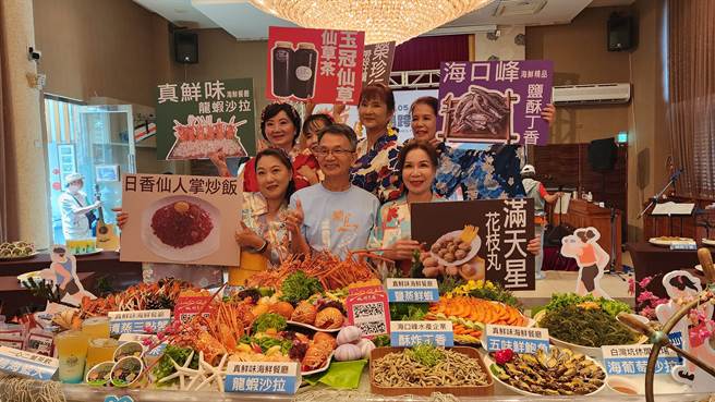 澎管处今午召开「菊岛跨海马拉松」记者会，呈现沿途的海鲜美食补给样貌。中为澎管处长许宗民。（许逸民摄）