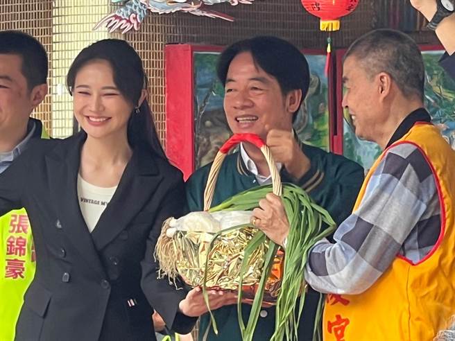 庙方祝福赖清德、赖品妤能高票当选。（王扬杰摄）