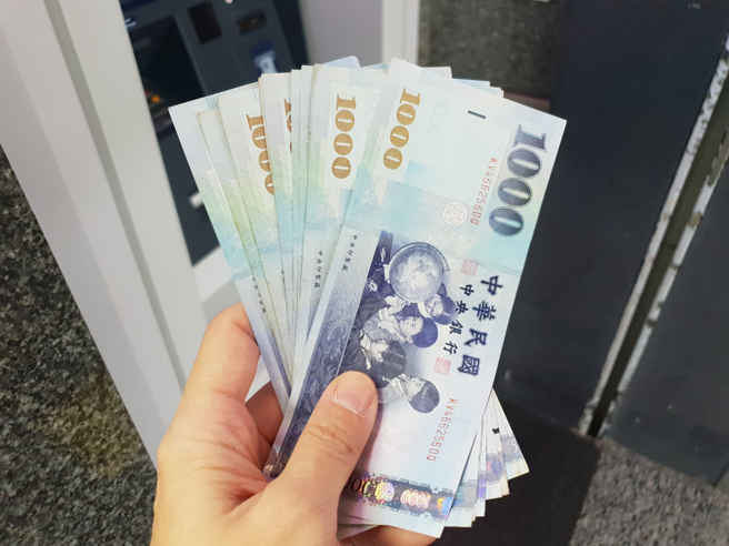 買彩券中800萬頭獎，男大生曝「錢花完了」。（圖／shutterstock）