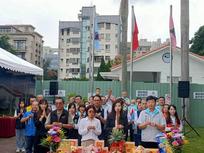 新竹市政府办理「黑蝙蝠中队文物陈列馆提升计画」工程，20日举行开工典礼，新竹市长高虹安（首排右二）出席开工典礼，宣布工程预计明年完工。（王惠慧摄）