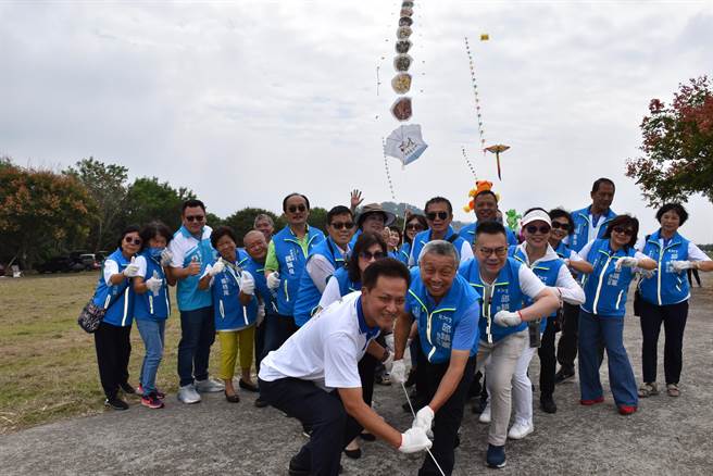 苗栗市2023風箏文化暨客家美食節將在10月28日在苗栗市河濱公園登場，苗栗市長邱鎮軍等20日試放今年主題風箏。（謝明俊攝）
