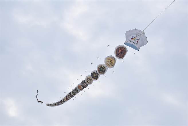 苗栗市2023風箏文化暨客家美食節將在10月28日在苗栗市河濱公園登場，今年主題風箏「宴客」20日試飛升空。（謝明俊攝）
