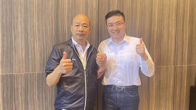 蓝白协商陷入僵局，国民党中和区立委参选人张智伦（右）建议请韩国瑜（左）出面协调。（张智伦竞选办公室提供）