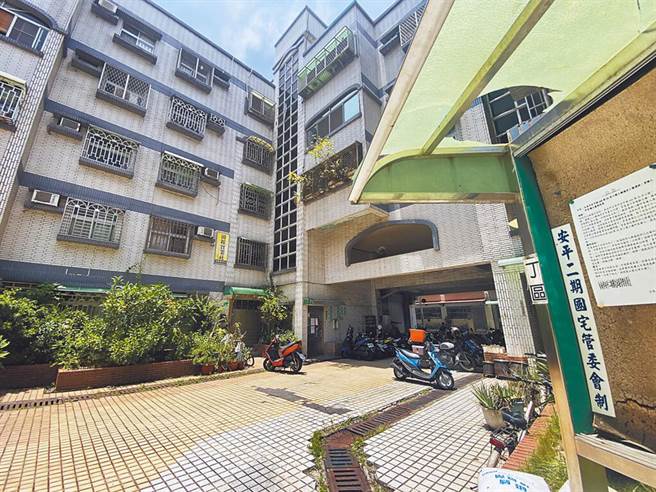 台南市安平二期國宅都更會預定11月將都更事業及權利變換修正計畫報請市府審議，希望年底完成審議，明年啟動搬遷、拆除重建。（本報資料照片）