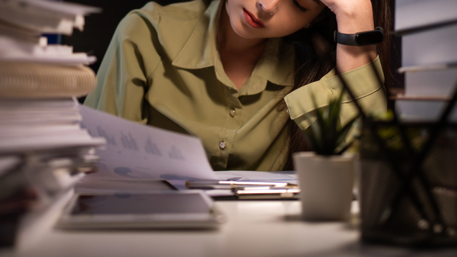 下周二是24节气的「霜降」，事业不顺的人可以买一束7朵红玫瑰，插入透明花瓶，摆放在家里正中央，能有效阻挡小人。（示意图／Shutterstock）