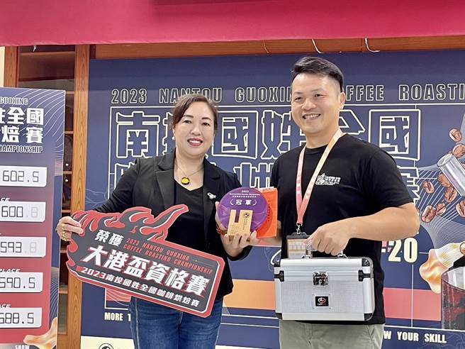 国姓乡公所举行「全国咖啡烘焙赛」再度上演师徒对决，师父沈咏为（右）从国姓乡长邱美玲手中接下冠军宝座及奖品。（杨静茹摄）