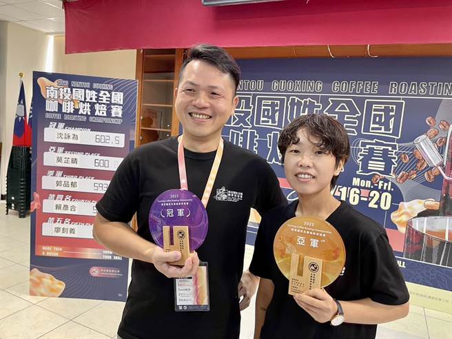 鱼池乡咖啡农沈咏为（左）2019年曾被徒弟莫芷晴打败居次，这次总算赢徒弟摘冠。（杨静茹摄）