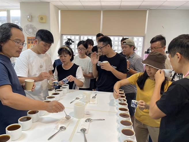 「全国咖啡烘焙赛」20日公布成绩并举行赛后分享会，品嚐冠军咖啡进行经验交流。（杨静茹摄）