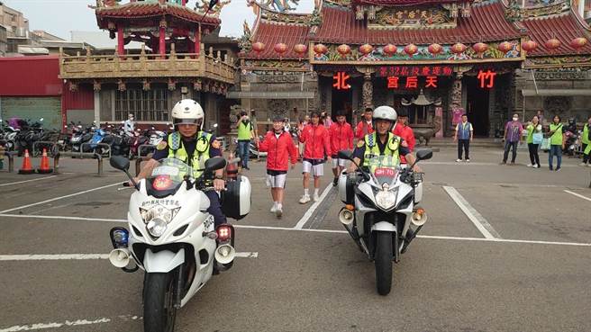 竹北高中20日举办32周年校庆，一早由师生前往竹北天后宫迎圣火，并由交警哈雷机车前导，将圣火迎回校园。（竹北高中提供／邱立雅竹县传真）