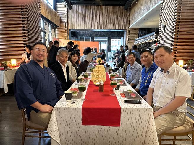 台东县政府与日本辻利茶舗合作，将红乌龙茶与日本抹茶融入甜点推出大福。（蔡旻妤摄）