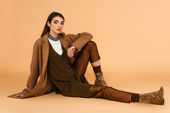 多巴胺被季节淘汰，2023秋冬流行「美拉德风格」，最新时尚穿搭趋势快跟上。（示意图／shutterstock）
