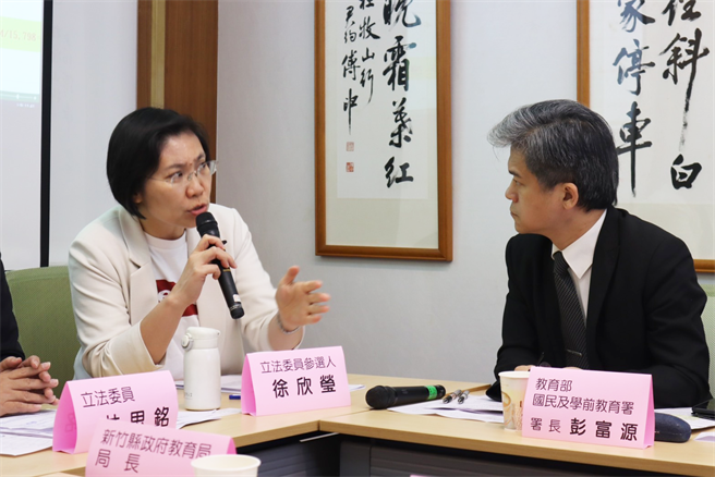 新竹县立委参选人徐欣莹（左）与教育部国教署署长彭富源讨论竹县高中职量能不足问题。（徐欣莹提供／邱立雅竹县传真）