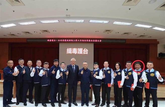 新北市警察局警察陳永龍（紅圈者），因破獲陸上最大海洛因走私案從小隊長破格陞任分隊長，卻在今年8月底帶隊南下查緝走私案時因急性心肌梗塞突發，在隊友面前倒下送進加護病房，幾天後才出院，在家休養至今。圖為時任警政署長陳家欽到新北市警局頒獎。（資料照）