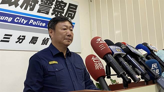 台中检方侦办警员违法开立不实吊销单，让被扣牌照车辆「起死回生」重新领牌，20日以5名员警以涉嫌偽造文书等罪嫌重大，谕令各10至12万元不等交保，图为台中市第三分局长吴铭渊说明此案是「自检自查」主动稽核发现。（陈淑芬摄）